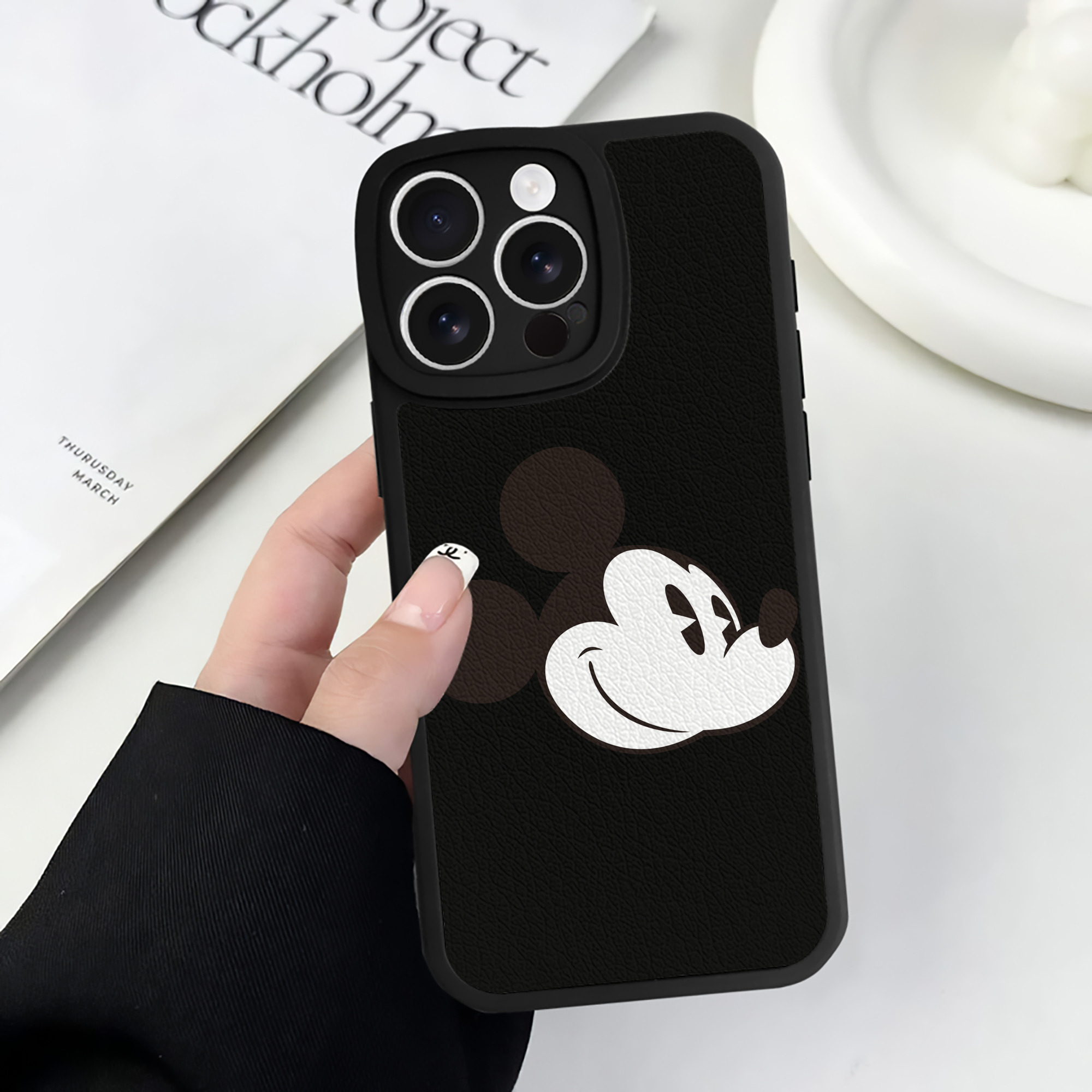 （画像用） ミッキーマウス Mickey Mouse 【iPhone 16シリーズ対応】シリコンスマホケース（レザー調） 材質：シリコン